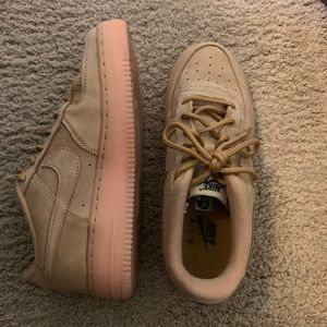 Boys Nike Air Force 1’s Tan